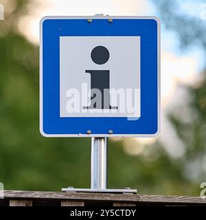 Berchtesgadener Land, Deutschland 17. Settembre 2024: Im Bild: Schild, Verkehrsschild Infostelle Berchtesgadener Land Bayern *** Berchtesgadener Land, Germania 17 settembre 2024, cartello segnaletico Berchtesgadener Land Bavaria Copyright: XFotostandx/xWassmuthx Foto Stock