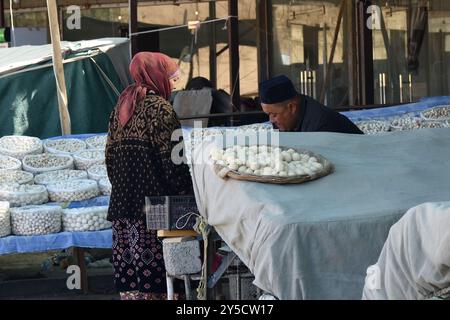 Kitab, Uzbekistan - 9 settembre 2024: Mercato di strada sul passo di montagna Takhtakoracha. Formaggio salato Varios conosciuto anche come qurt o cagliata o kurt in vendita Foto Stock