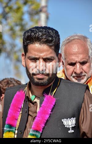 Srinagar, India. 21 settembre 2024. Il candidato del partito Bharatiya Janata Aijaz Hussain reagisce durante una manifestazione elettorale, prima della seconda fase dei sondaggi di assemblea a Srinagar. (Foto di Saqib Majeed/SOPA Images/Sipa USA) credito: SIPA USA/Alamy Live News Foto Stock