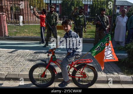 Srinagar, India. 21 settembre 2024. Un sostenitore del Bharatiya Janata Party (BJP) prende parte a una manifestazione elettorale, prima della seconda fase dei sondaggi di assemblea a Srinagar. (Foto di Saqib Majeed/SOPA Images/Sipa USA) credito: SIPA USA/Alamy Live News Foto Stock