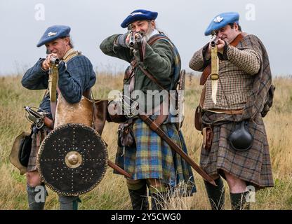 Prestonpans, East Lothian, Scozia, Regno Unito, 21 settembre 2024. Battle of Prestonpans Re-Enactment: I Re-Enactor giocano ruoli nell'esercito giacobita per ricreare la battaglia. La battaglia di Prestonpans, nota anche come battaglia di Gladsmuir, ebbe luogo il 21 settembre 1745, il primo scontro significativo dell'insurrezione giacobita. Nella foto: Stewarts of Appin Soldiers nell'esercito giacobita. Crediti: Sally Anderson/Alamy Live News Foto Stock