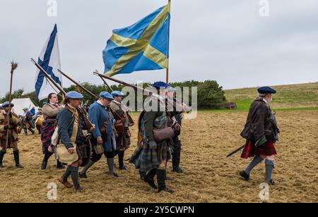Prestonpans, East Lothian, Scozia, Regno Unito, 21 settembre 2024. Battle of Prestonpans Re-Enactment: I Re-Enactor giocano ruoli nell'esercito giacobita per ricreare la battaglia. La battaglia di Prestonpans, nota anche come battaglia di Gladsmuir, ebbe luogo il 21 settembre 1745, il primo scontro significativo dell'insurrezione giacobita. Nella foto: Stewarts of Appin Soldiers nell'esercito giacobita. Crediti: Sally Anderson/Alamy Live News Foto Stock