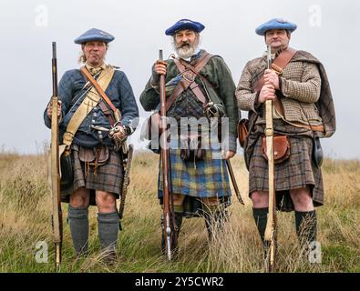 Prestonpans, East Lothian, Scozia, Regno Unito, 21 settembre 2024. Battle of Prestonpans Re-Enactment: I Re-Enactor giocano ruoli nell'esercito giacobita per ricreare la battaglia. La battaglia di Prestonpans, nota anche come battaglia di Gladsmuir, ebbe luogo il 21 settembre 1745, il primo scontro significativo dell'insurrezione giacobita. Nella foto: Stewarts of Appin Soldiers nell'esercito giacobita. Crediti: Sally Anderson/Alamy Live News Foto Stock