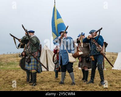 Prestonpans, East Lothian, Scozia, Regno Unito, 21 settembre 2024. Battle of Prestonpans Re-Enactment: I Re-Enactor giocano ruoli nell'esercito giacobita per ricreare la battaglia. La battaglia di Prestonpans, nota anche come battaglia di Gladsmuir, ebbe luogo il 21 settembre 1745, il primo scontro significativo dell'insurrezione giacobita. Nella foto: Stewarts of Appin Soldiers nell'esercito giacobita. Crediti: Sally Anderson/Alamy Live News Foto Stock