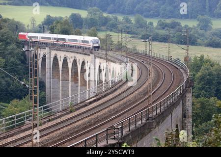 Eisenbahnverkehr auf dem Eisenbahnviadukt Altenbeken. Intercity Zug IC1 der Deutschen Bahn Altenbeken, Nordrhein-Westfalen, DEU, Deutschland, 03.09.2024 *** traffico ferroviario sul viadotto ferroviario Altenbeken treno interurbano IC1 della Deutsche Bahn Altenbeken, Renania settentrionale-Vestfalia, DEU, Germania, 03 09 2024 Foto Stock