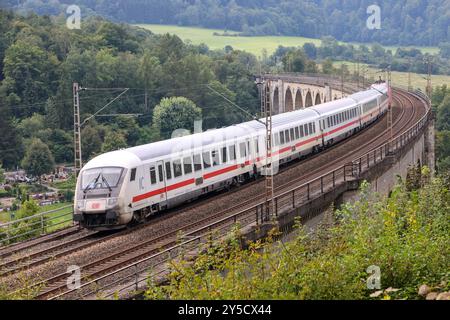 Eisenbahnverkehr auf dem Eisenbahnviadukt Altenbeken. Intercity Zug IC1 der Deutschen Bahn Altenbeken, Nordrhein-Westfalen, DEU, Deutschland, 03.09.2024 *** traffico ferroviario sul viadotto ferroviario Altenbeken treno interurbano IC1 della Deutsche Bahn Altenbeken, Renania settentrionale-Vestfalia, DEU, Germania, 03 09 2024 Foto Stock