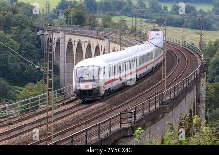 Eisenbahnverkehr auf dem Eisenbahnviadukt Altenbeken. Intercity Zug IC1 der Deutschen Bahn Altenbeken, Nordrhein-Westfalen, DEU, Deutschland, 03.09.2024 *** traffico ferroviario sul viadotto ferroviario Altenbeken treno interurbano IC1 della Deutsche Bahn Altenbeken, Renania settentrionale-Vestfalia, DEU, Germania, 03 09 2024 Foto Stock