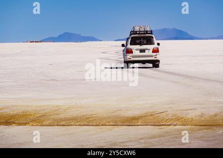 Uynui, Bolivia, 31 maggio 2018: Endless Horizon - Journey Across Uyuni Salt Flats Foto Stock