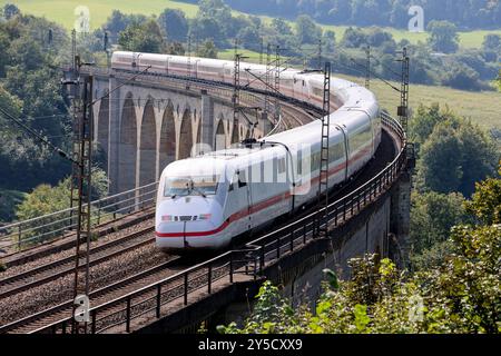 Eisenbahnverkehr auf dem Eisenbahnviadukt Altenbeken. Intercity Express Zug ICE2 der Deutschen Bahn Altenbeken, Nordrhein-Westfalen, DEU, Deutschland, 03.09.2024 *** traffico ferroviario sul viadotto ferroviario Altenbeken Intercity Express train ICE2 della Deutsche Bahn Altenbeken, Renania settentrionale-Vestfalia, DEU, Germania, 03 09 2024 Foto Stock