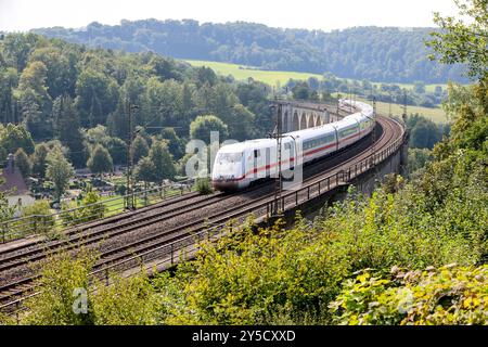 Eisenbahnverkehr auf dem Eisenbahnviadukt Altenbeken. Intercity Express Zug ICE1 der Deutschen Bahn Altenbeken, Nordrhein-Westfalen, DEU, Deutschland, 03.09.2024 *** traffico ferroviario sul viadotto ferroviario Altenbeken Intercity Express train ICE1 della Deutsche Bahn Altenbeken, Renania settentrionale-Vestfalia, DEU, Germania, 03 09 2024 Foto Stock