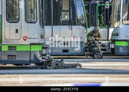 Polizeidirektion Hannover übt eine Geiselnahme SEK-Beamte verschanzt sich neben Straßenbahnen Hannnover Üstra Depot Glocksee Niedersachsen, regione Hannover Germania *** Dipartimento di polizia di Hannover che pratica il sequestro di ostaggi ufficiali SEK trincerati accanto ai tram Hannover Üstra Depot Glocksee bassa Sassonia, regione di Hannover Germania Foto Stock