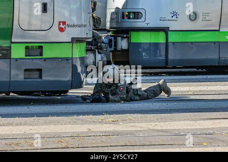 Polizeidirektion Hannover übt eine Geiselnahme Ein SEK-Beamter verschanzt sich neben einer Straßenbahn. Hannnover Üstra Depot Glocksee Niedersachsen, regione Hannover Germania *** il dipartimento di polizia di Hannover che pratica un ostaggio un ufficiale SEK si trattiene accanto a un tram Hannover Üstra Depot Glocksee bassa Sassonia, regione di Hannover Germania Foto Stock