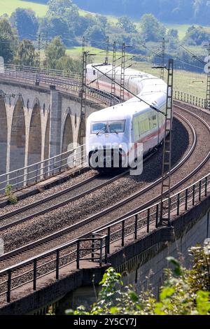 Eisenbahnverkehr auf dem Eisenbahnviadukt Altenbeken. Intercity Express Zug ICE2 der Deutschen Bahn Altenbeken, Nordrhein-Westfalen, DEU, Deutschland, 03.09.2024 *** traffico ferroviario sul viadotto ferroviario Altenbeken Intercity Express train ICE2 della Deutsche Bahn Altenbeken, Renania settentrionale-Vestfalia, DEU, Germania, 03 09 2024 Foto Stock