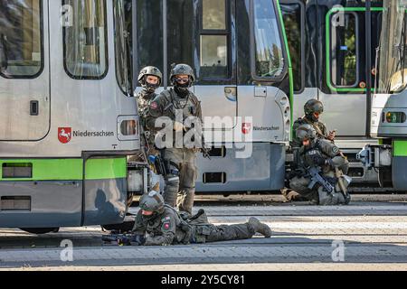 Polizeidirektion Hannover übt eine Geiselnahme SEK-Beamte verschanzt sich neben Straßenbahnen Hannnover Üstra Depot Glocksee Niedersachsen, regione Hannover Germania *** Dipartimento di polizia di Hannover che pratica il sequestro di ostaggi ufficiali SEK trincerati accanto ai tram Hannover Üstra Depot Glocksee bassa Sassonia, regione di Hannover Germania Foto Stock