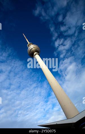 L'iconico Fernsehturm sorge sopra la città, mostrando lo skyline di Berlino sotto un cielo limpido e blu pieno di nuvole. Foto Stock