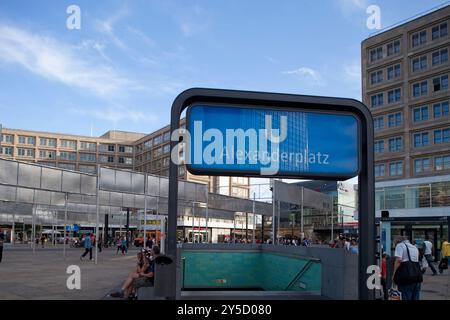 Berlino, Germania, 21 luglio 2009, i visitatori si riuniscono intorno all'ingresso della U-Bahn in piazza Alexanderplatz a Berlino, godendosi una vibrante atmosfera urbana Foto Stock