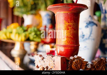 Decorazione tradizionale vietnamita all'interno di un tempio di religione popolare a Ninh Binh. Primo piano di regali e arte all'interno di una pagoda in Vietnam Foto Stock