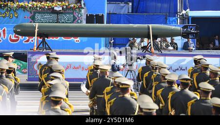 Teheran. 21 settembre 2024. Questa foto scattata il 21 settembre 2024 mostra una parata militare a Teheran, capitale dell'Iran. L'Iran ha presentato sabato il suo ultimo missile balistico a lungo raggio e drone kamikaze in una grande parata organizzata dalle forze armate del paese, ha riferito l'agenzia di stampa semi-ufficiale Fars. L'evento ha segnato l'inizio della settimana della difesa Sacra, commemorando la guerra di otto anni Iran-Iraq negli anni '1980, secondo il rapporto. Crediti: Shadati/Xinhua/Alamy Live News Foto Stock