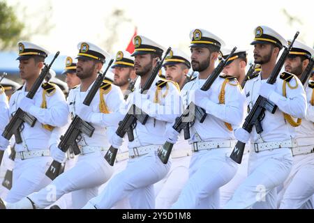 Teheran, Iran. 21 settembre 2024. I soldati iraniani marciano durante una parata militare a Teheran, capitale dell'Iran, 21 settembre 2024. L'Iran ha presentato sabato il suo ultimo missile balistico a lungo raggio e drone kamikaze in una grande parata organizzata dalle forze armate del paese, ha riferito l'agenzia di stampa semi-ufficiale Fars. L'evento ha segnato l'inizio della settimana della difesa Sacra, commemorando la guerra di otto anni Iran-Iraq negli anni '1980, secondo il rapporto. Crediti: Shadati/Xinhua/Alamy Live News Foto Stock