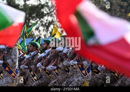 Teheran, Iran. 21 settembre 2024. I soldati iraniani marciano durante una parata militare a Teheran, capitale dell'Iran, 21 settembre 2024. L'Iran ha presentato sabato il suo ultimo missile balistico a lungo raggio e drone kamikaze in una grande parata organizzata dalle forze armate del paese, ha riferito l'agenzia di stampa semi-ufficiale Fars. L'evento ha segnato l'inizio della settimana della difesa Sacra, commemorando la guerra di otto anni Iran-Iraq negli anni '1980, secondo il rapporto. Crediti: Shadati/Xinhua/Alamy Live News Foto Stock