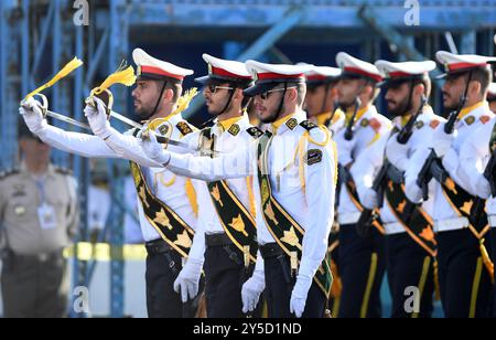 Teheran, Iran. 21 settembre 2024. I soldati iraniani marciano durante una parata militare a Teheran, capitale dell'Iran, 21 settembre 2024. L'Iran ha presentato sabato il suo ultimo missile balistico a lungo raggio e drone kamikaze in una grande parata organizzata dalle forze armate del paese, ha riferito l'agenzia di stampa semi-ufficiale Fars. L'evento ha segnato l'inizio della settimana della difesa Sacra, commemorando la guerra di otto anni Iran-Iraq negli anni '1980, secondo il rapporto. Crediti: Shadati/Xinhua/Alamy Live News Foto Stock