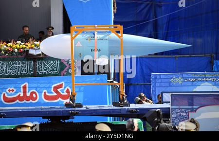 Teheran. 21 settembre 2024. Questa foto scattata il 21 settembre 2024 mostra una parata militare a Teheran, capitale dell'Iran. L'Iran ha presentato sabato il suo ultimo missile balistico a lungo raggio e drone kamikaze in una grande parata organizzata dalle forze armate del paese, ha riferito l'agenzia di stampa semi-ufficiale Fars. L'evento ha segnato l'inizio della settimana della difesa Sacra, commemorando la guerra di otto anni Iran-Iraq negli anni '1980, secondo il rapporto. Crediti: Shadati/Xinhua/Alamy Live News Foto Stock