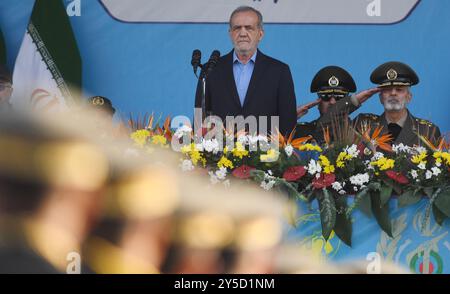 Teheran, Iran. 21 settembre 2024. Il presidente iraniano Masoud Pezeshkian partecipa a una parata militare a Teheran, capitale dell'Iran, 21 settembre 2024. L'Iran ha presentato sabato il suo ultimo missile balistico a lungo raggio e drone kamikaze in una grande parata organizzata dalle forze armate del paese, ha riferito l'agenzia di stampa semi-ufficiale Fars. L'evento ha segnato l'inizio della settimana della difesa Sacra, commemorando la guerra di otto anni Iran-Iraq negli anni '1980, secondo il rapporto. Crediti: Shadati/Xinhua/Alamy Live News Foto Stock