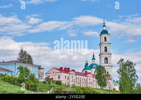 Vista dei luoghi di interesse nel centro storico di Yelabuga, Tatarstan, Russia. Casa-museo commemorativa di Shishkin, cattedrale di Spassky in via Naberezhnaya. Su Foto Stock