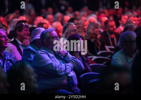 Birmingham, Regno Unito. 21 settembre 2024. Una vista della folla l'ultimo giorno della conferenza durante il discorso di addio di Nigel Farage. Il partito Reform UK, guidato dal politico britannico Nigel Farage, ha vinto cinque seggi alle elezioni generali del Regno Unito del 2024, e ora si riunisce a Birmingham per la sua conferenza di partito del 2024 Credit: SOPA Images Limited/Alamy Live News Foto Stock