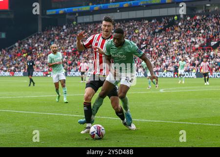 L'attaccante dello Sheffield United Kieffer Moore (9) si batte con il centrocampista del Derby County Ebou Adams (32) durante il match Sheffield United FC contro Derby County FC Sky bet EFL Championship a Bramall Lane, Sheffield, Inghilterra, Regno Unito il 21 settembre 2024 Credit: Every Second Media/Alamy Live News Foto Stock