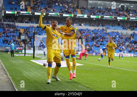 Cardiff, Regno Unito. 21 settembre 2024. Joel Piroe di Leeds Utd festeggia con il suo compagno di squadra Mateo Joseph (19) di Leeds Utd dopo aver segnato il suo secondo gol. Partita del campionato EFL Skybet, Cardiff City contro Leeds Utd al Cardiff City Stadium di Cardiff, Galles, sabato 21 settembre 2024. Questa immagine può essere utilizzata solo per scopi editoriali. Solo per uso editoriale, foto di Andrew Orchard/Andrew Orchard fotografia sportiva/Alamy Live news credito: Andrew Orchard fotografia sportiva/Alamy Live News Foto Stock