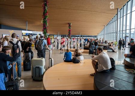 Helsinki, Finlandia - 07.11.2024: Viaggiatori nella sala partenze del Porto Ovest di Helsinki Terminal 2 Foto Stock