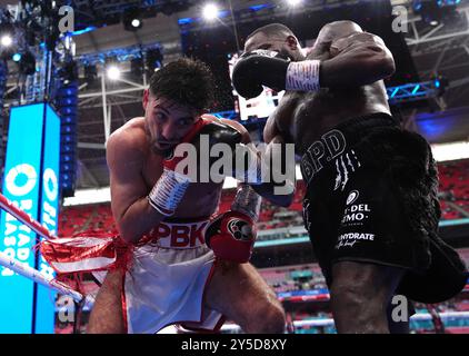 Josh Kelly (a sinistra) e Ishmael Davis nell'incontro dei pesi medi al Wembley Stadium di Londra. Data foto: Sabato 21 settembre 2024. Foto Stock