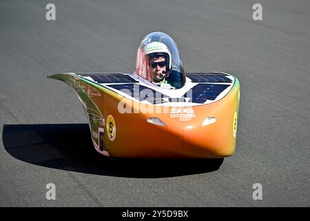 Zolder, Lim, Belgio. 21 settembre 2024. Squadre provenienti da vari paesi partecipano all'iLumen European Solar Challenge, la più grande gara di auto solari in Europa, sul circuito Zolder, in Belgio, il 21/09/2024. La gara, che ha partecipato, presenta innovative auto a energia solare provenienti da più di 10 paesi diversi, gareggiando nell'unica sfida di resistenza al mondo per veicoli a energia solare di 24 ore. Di Wiktor Dabkowski (immagine di credito: © Wiktor Dabkowski/ZUMA Press Wire) SOLO PER USO EDITORIALE! Non per USO commerciale! Foto Stock