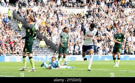 Londra, Regno Unito. 21 settembre 2024. Dominic Solanke del Tottenham Hotspur festeggia dopo aver segnato il primo gol della sua squadra. Partita di Premier League, Tottenham Hotspur contro Brentford allo stadio Tottenham Hotspur di Londra sabato 21 settembre 2024. Questa immagine può essere utilizzata solo per scopi editoriali. Foto per uso editoriale di Sandra Mailer/Andrew Orchard fotografia sportiva/Alamy Live news Credit: Andrew Orchard fotografia sportiva/Alamy Live News Foto Stock