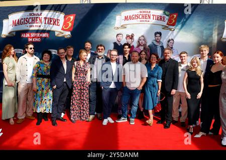 Marleen Lohse, Felix Kramer, Meltem Kaptan, Milan Peschel, Justus von Dohnanyi, Torge Freshtorge Oelrich, Christina Große, Heiko Pinkowski, Ralf Schmitz, Axel Stein, Nele Kiper, Cast und Crew bei der Premiere des Kinofilms Die Schule der magischen Tiere 3 im Zoo Palast. Berlino, 21.09.2024 *** Marleen Lohse, Felix Kramer, Meltem Kaptan, Milan Peschel, Justus von Dohnanyi, Torge Freshtorge Oelrich, Christina Große, Heiko Pinkowski, Ralf Schmitz, Axel Stein, Nele Kiper, cast e troupe alla prima del film Die Schule der magischen Tiere 3 allo Zoo Palast di Berlino, 21 09 2024 foto:XA.xBuggex/xfu Foto Stock