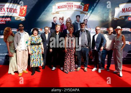 Marleen Lohse, Felix Kramer, Meltem Kaptan, Milan Peschel, Justus von Dohnanyi, Torge Freshtorge Oelrich, Christina Große, Heiko Pinkowski, Ralf Schmitz, Axel Stein und Nele Kiper bei der Premiere des Kinofilms Die Schule der magischen Tiere 3 im Zoo Palast. Berlino, 21.09.2024 *** Marleen Lohse, Felix Kramer, Meltem Kaptan, Milan Peschel, Justus von Dohnanyi, Torge Freshtorge Oelrich, Christina Große, Heiko Pinkowski, Ralf Schmitz, Axel Stein e Nele Kiper alla prima del film Die Schule der magischen Tiere 3 allo Zoo Palast Berlin, 21 09 2024 foto:XA.xBuggex/xFuturexImagex magische tie Foto Stock