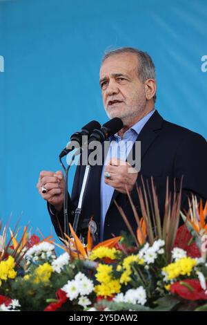 Teheran, Iran. 21 settembre 2024. Il presidente iraniano MASOUD PEZESHKIAN parla durante una parata militare annuale in occasione dell'anniversario dell'inizio della guerra contro l'Iran da parte dell'ex dittatore iracheno Hussein 44 anni fa, davanti al santuario del defunto fondatore rivoluzionario Ayatollah Ruhollah Khomeini, nella parte meridionale di Teheran. Crediti: ZUMA Press, Inc./Alamy Live News Foto Stock