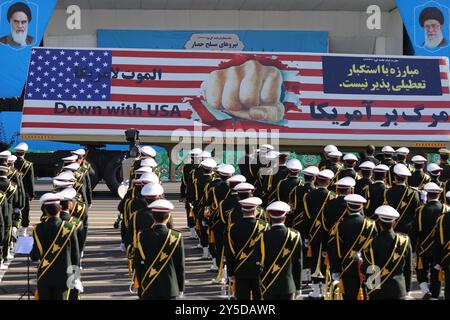 Teheran, Iran. 21 settembre 2024. Un gigantesco manifesto scritto "Down with USA” è raffigurato durante una parata militare annuale che celebra l'anniversario dell'inizio della guerra contro l'Iran da parte dell'ex dittatore iracheno Hussein 44 anni fa, di fronte al santuario del defunto fondatore rivoluzionario Ayatollah Khomeini, a sud di Teheran. Crediti: ZUMA Press, Inc./Alamy Live News Foto Stock