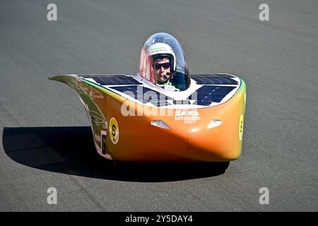 Zolder, Lim, Belgio. 21 settembre 2024. Squadre provenienti da vari paesi partecipano all'iLumen European Solar Challenge, la più grande gara di auto solari in Europa, sul circuito Zolder, in Belgio, il 21/09/2024. La gara, che ha partecipato, presenta innovative auto a energia solare provenienti da più di 10 paesi diversi, gareggiando nell'unica sfida di resistenza al mondo per veicoli a energia solare di 24 ore. Di Wiktor Dabkowski (immagine di credito: © Wiktor Dabkowski/ZUMA Press Wire) SOLO PER USO EDITORIALE! Non per USO commerciale! Foto Stock