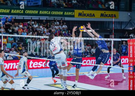 Spike di Kamil Rychlicki (Itas Trentino) durante Itas Trentino vs vero Volley Monza, partita maschile di Supercoppa Italiana di pallavolo a Firenze, 21 settembre 2024 Foto Stock