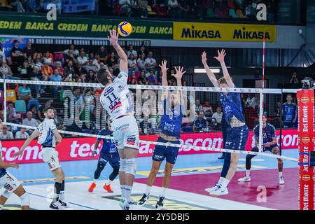 Spike di Kamil Rychlicki (Itas Trentino) durante Itas Trentino vs vero Volley Monza, partita maschile di Supercoppa Italiana di pallavolo a Firenze, 21 settembre 2024 Foto Stock