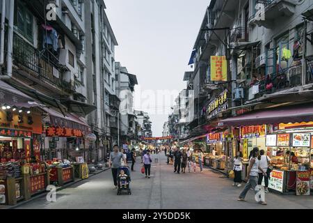 La strada del ristorante si trova vicino al mercato centrale della città cinese di xiamen di notte Foto Stock
