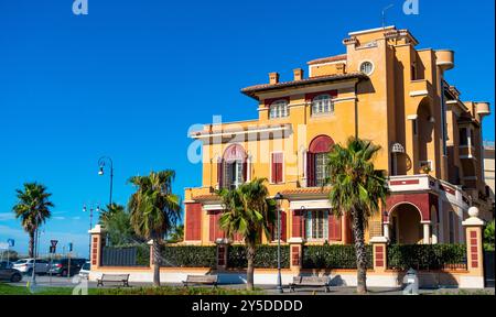 LIDO DI OSTIA - ROMA, Panoramica di un edificio in Piazza Anco Marzio, la piazza principale di Ostia Lido, Roma, Italia Foto Stock