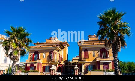 LIDO DI OSTIA - ROMA, Panoramica di un edificio in Piazza Anco Marzio, la piazza principale di Ostia Lido, Roma, Italia Foto Stock