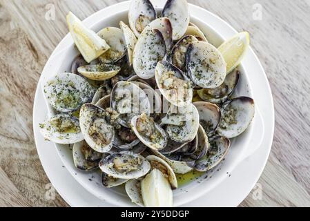 Vino bianco all'aglio vongole fresche al vapore tapas di pesce semplice spuntino ameijoas bulhao pato in stile portoghese Foto Stock