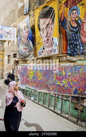 Street scene con negozio di artisti nel centro storico del cairo egitto Foto Stock