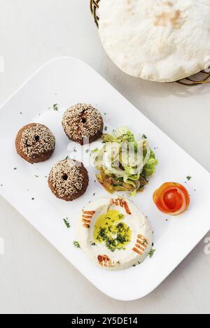 Antipasto con hummus houmus di falafel, piatto di mezze con piatti del medio Oriente Foto Stock