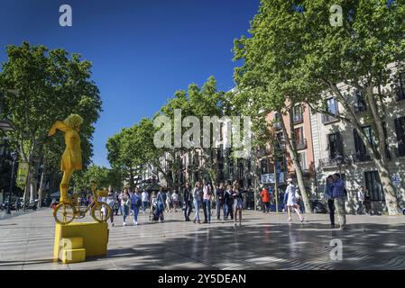 Esibizione artistica presso il famoso viale pedonale della ramblas, punto di riferimento nel centro di barcellona, in spagna Foto Stock