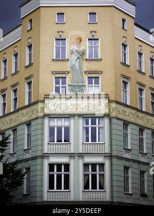 Facciata di casa progettata su un edificio residenziale a Berlin-Mitte Foto Stock